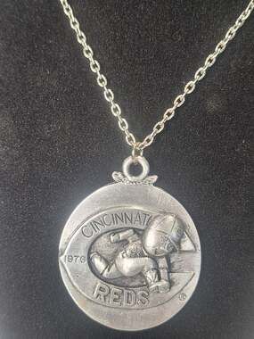 1976 Cincinnati Reds Pewter Pendant Necklace 28" Chain Big Red Machine MLB